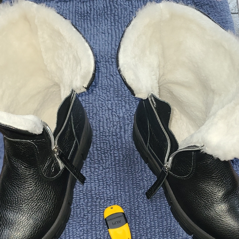 Black Leather, Faux-Fur Lined Women's Winter Zip Boots, U.S. Size 8 - Picture 9 of 15